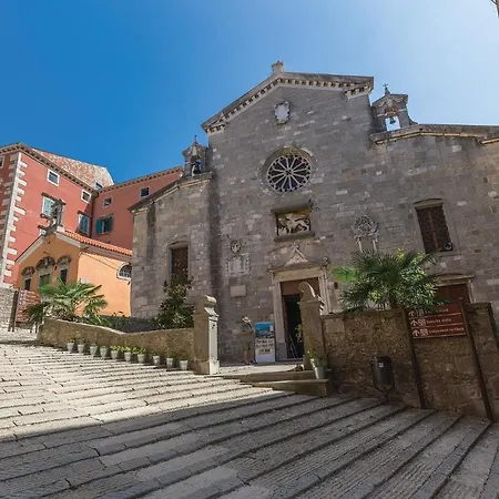 6 Bedroom Awesome In Labin *